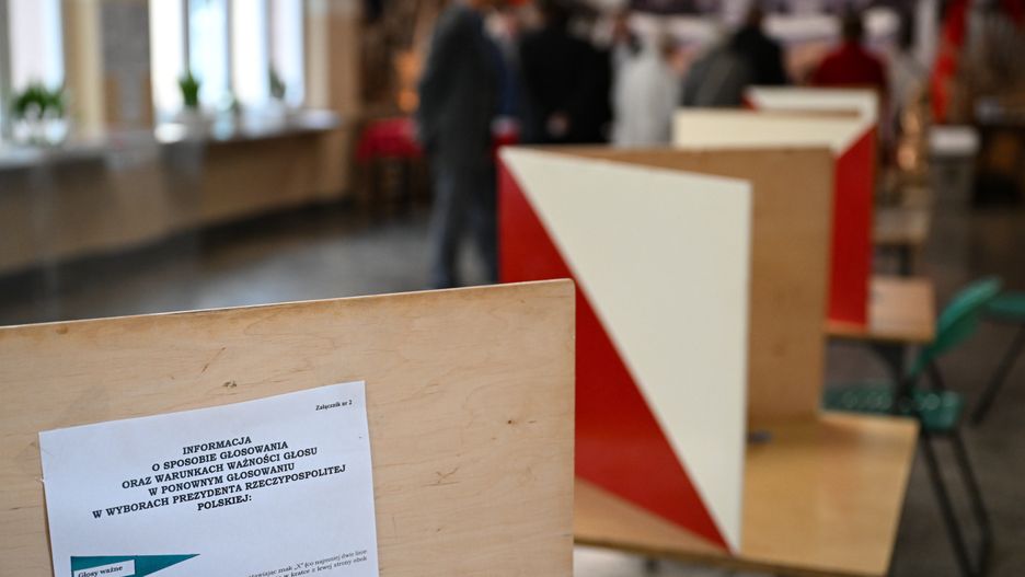 Przemyśl, 01.06.2025. Wybory prezydenta RP - II tura. Lokal wyborczy w Przemyślu, 1 bm. Rozpoczęło się głosowanie w II turze wyborów prezydenta RP. Do jego zakończenia obowiązuje cisza wyborcza. (aldg) PAP/Darek Delmanowicz