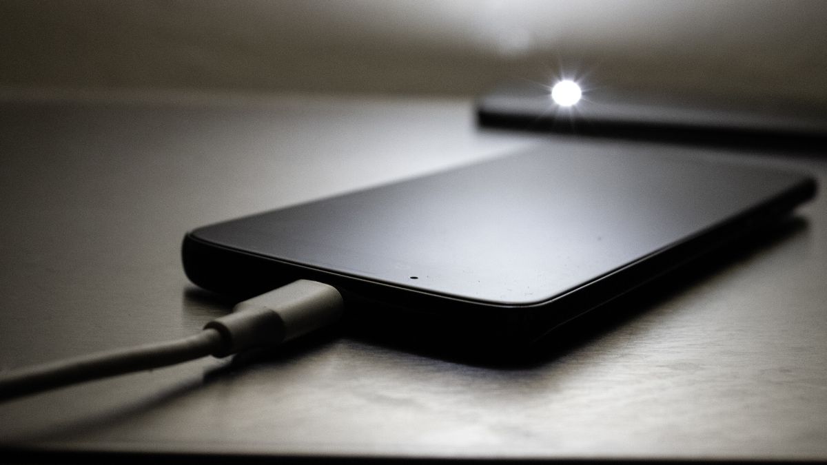 Co wpływa na czas ładowania baterii w smartfonach?