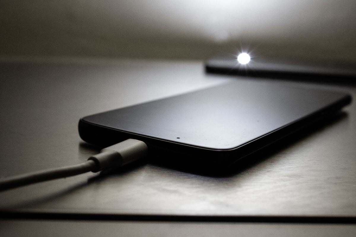 Smartphone charging power: Speed gains, hidden costs revealed