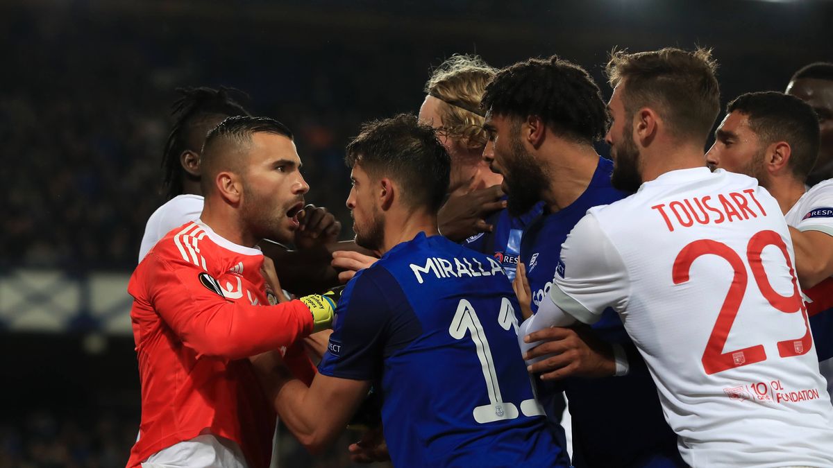 szarpanina pomiędzy piłkarzami Olympique Lyon i Evertonu w spotkaniu Ligi Europy