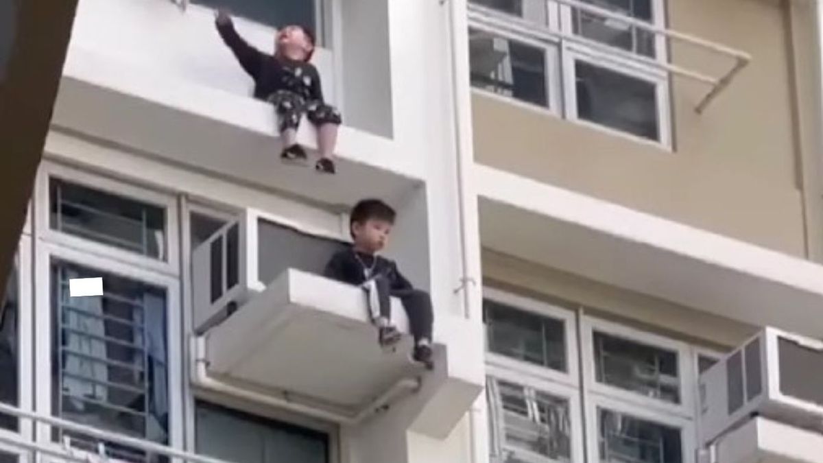 Nie do wiary! Tak bawili się chłopcy na balkonie