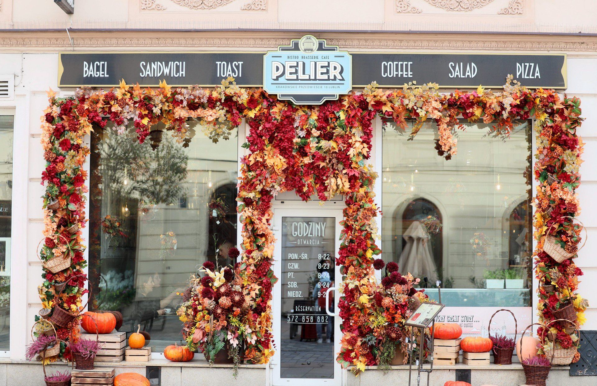 Pumpkin latte, misie i kolorowe liście - jesień zajrzała do sklepowych witryn i kawiarni.