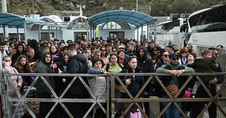 Chaos na wyspie. Tysiące osób opuściło Santorini w obawie przed trzęsieniem ziemi