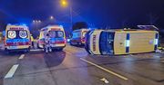 Lublin: Groźny wypadek ambulansu. Pojazd przewrócił się na bok