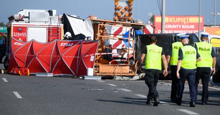 Tragiczny wypadek na S11. Nie żyją drogowcy. Szykowali się do pracy