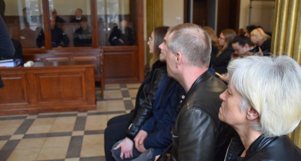 Grozi im 15 lat więzienia, ale na wyrok poczekają na wolności. Trzech oskarżonych o śmiertelne pobicie strażaka sąd wypuścił z aresztu