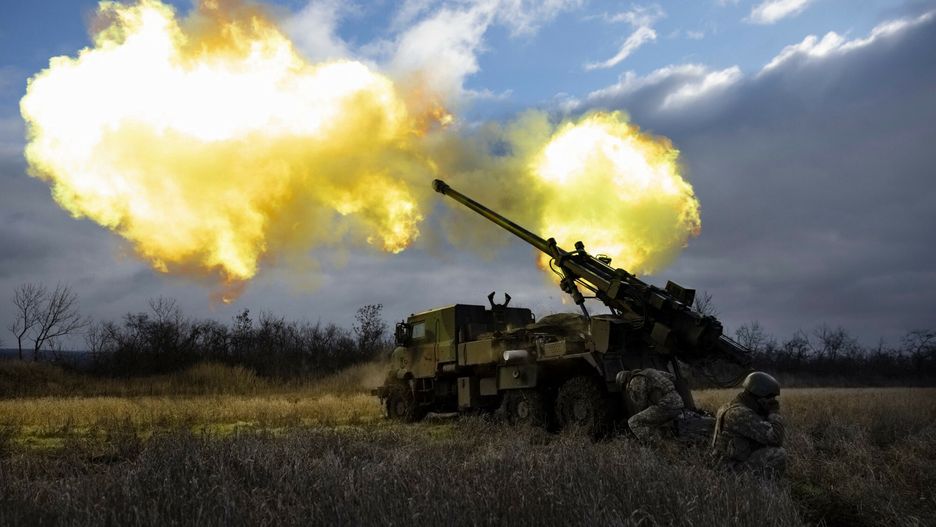 Ukrai?ska armia ostrzeliwuje rosyjskie pozycje
Ukrainian servicemen fire with a CAESAR self-propelled howitzer towards Russian positions in eastern Ukraine on December 28, 2022. (Photo by Sameer Al-DOUMY / AFP)
SAMEER AL-DOUMY