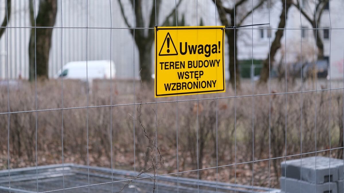 Skwer im. Arcybiskupa Życińskiego ogrodzony, rusza przebudowa