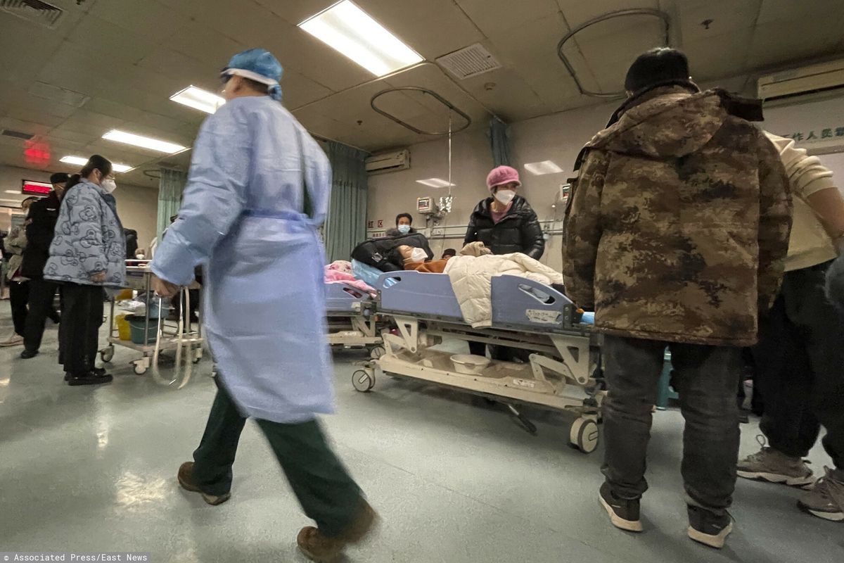 Pacjent leży w łóżku na oddziale ratunkowym Szpitala Ludowego nr 4 Langfang w mieście Bazhou