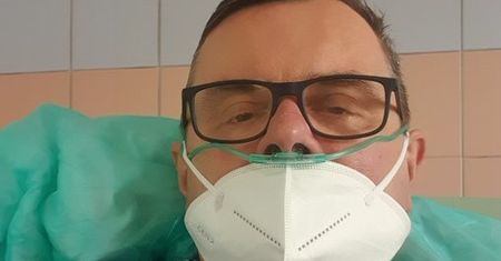 Jerzy Polaczek dodał zdjęcie ze szpitala. Poseł dostał prezent, który pomoże chorym na COVID-19