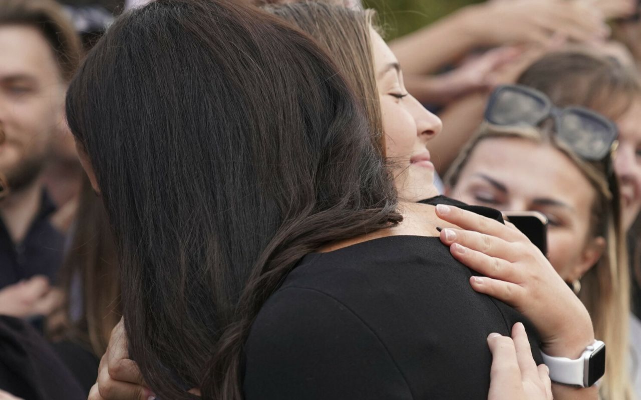 Księżna Meghan Markle i młoda Polka padły sobie w objęcia podczas żegnania Elżbiety II