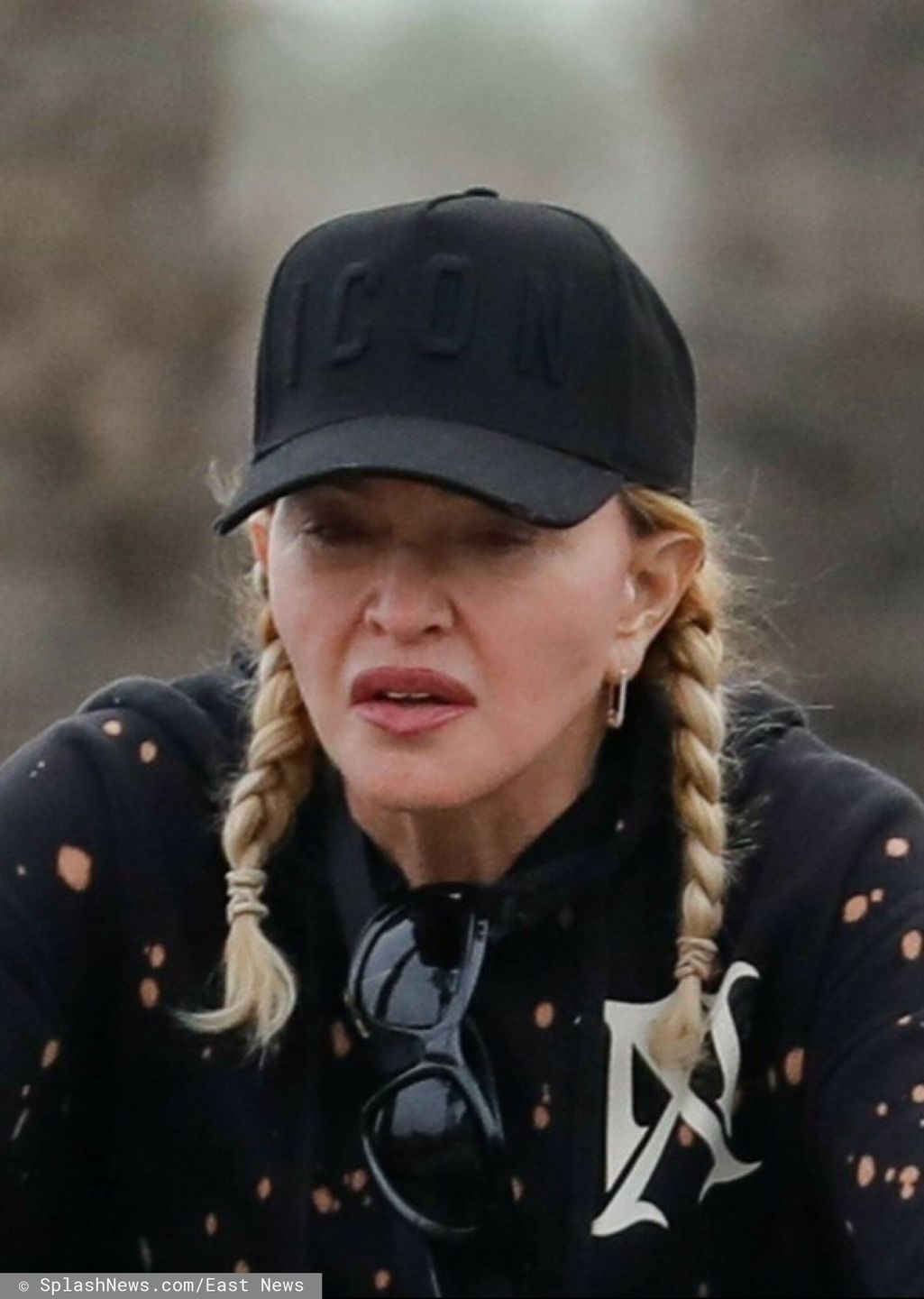 Naturalna Madonna jedzie rowerem