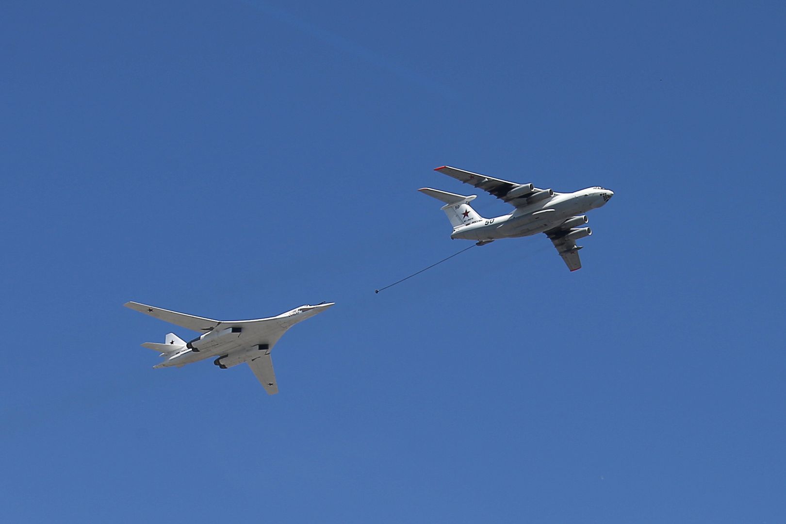 Bombowiec Tu-160 oraz Ił-78 podczas parady w Rosji z okazji Dnia Zwycięstwa.