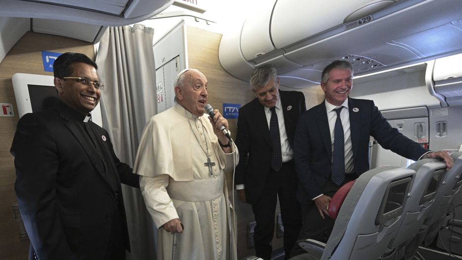 Papież Franciszek w drodze do Watykanu rozmawiał z dziennikarzami