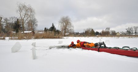 Kalisz. Pod mężczyzną załamał się lód. Ratowało go 14 strażaków