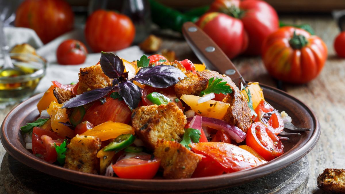 Panzanella to jedna z najpyszniejszych sezonowych sałatek