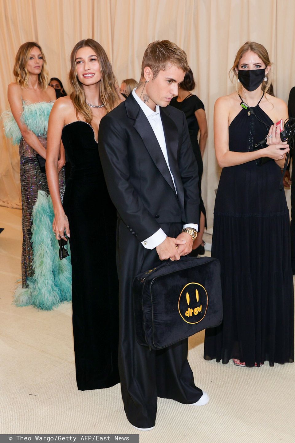 Justin Bieber z Hailey, w tle Anja Rubik – MET Gala 2021