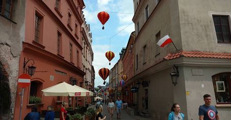 Ktoś ukradł kosze spod balonów wiszących na Starym Mieście. Straty oszacowano na 6 tys. zł