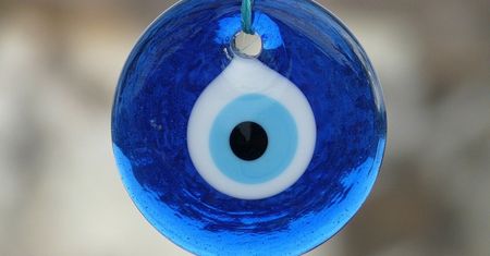 Oferują amulety i herbatki mające uchronić przed zachorowaniem na koronawirusa
