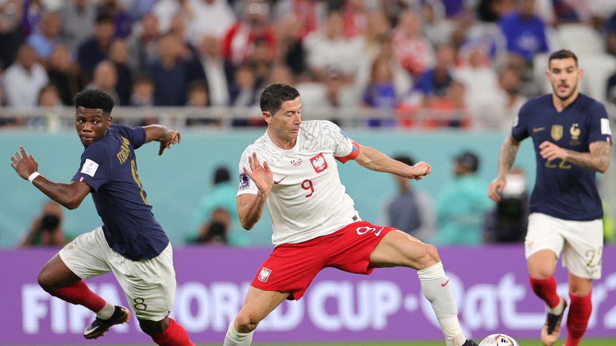 PAP/EPA / Friedemann Vogel / Na zdjęciu: Robert Lewandowski (w środku)