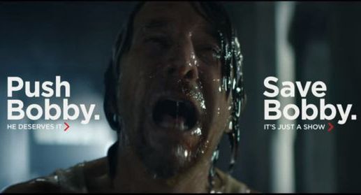 Los torturowanego bohatera w rękach widza w reklamie Netflixa (wideo)