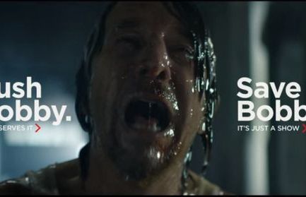 Los torturowanego bohatera w rękach widza w reklamie Netflixa (wideo)