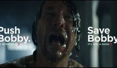 Los torturowanego bohatera w rękach widza w reklamie Netflixa (wideo)