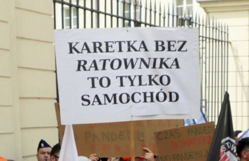 Katarzyna Grochola wspiera protest ratowników medycznych