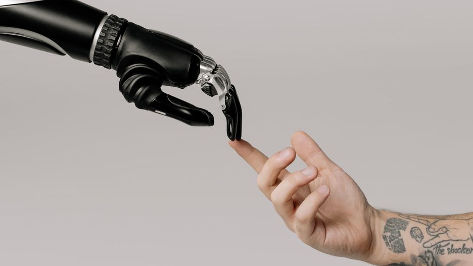 Roboty i sztuczna inteligencja coraz częściej zastępują ludzi na rynku pracy.