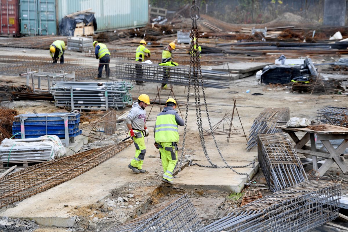 Brak materiałów budowlanych, skokowy wzrost cen, nieprzewidywalność dostaw powodują trudną sytuację w budownictwie - powiedział Andrzej Adamczyk, minister infrastruktury 