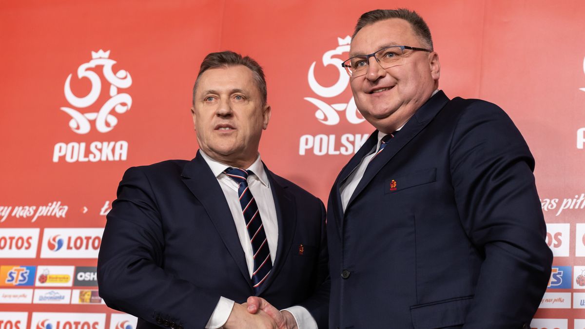 WARSAW, POLAND - 2022/01/31: Cezary Kulesza president of Polish Football Association and Czeslaw Michniewicz  shake hands during the presentation to the press of the new coach of the Poland national football team at PGE Narodowy Stadium. (Photo by Mikolaj Barbanell/SOPA Images/LightRocket via Getty Images)
