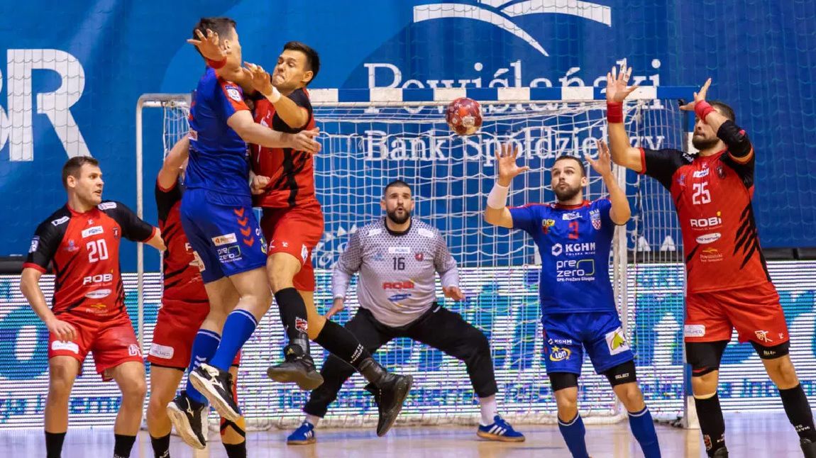 Materiały prasowe / PGNiG Superliga / Na zdjęciu: walka na boisku podczas meczu MMTS - Chrobry