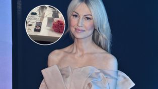 Magdalena Ogórek pożegnała się ze stacją wPolsce24. Otrzymała w podzięce RÓŻANIEC