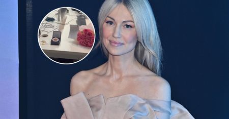Magdalena Ogórek pożegnała się ze stacją wPolsce24. Otrzymała w podzięce RÓŻANIEC