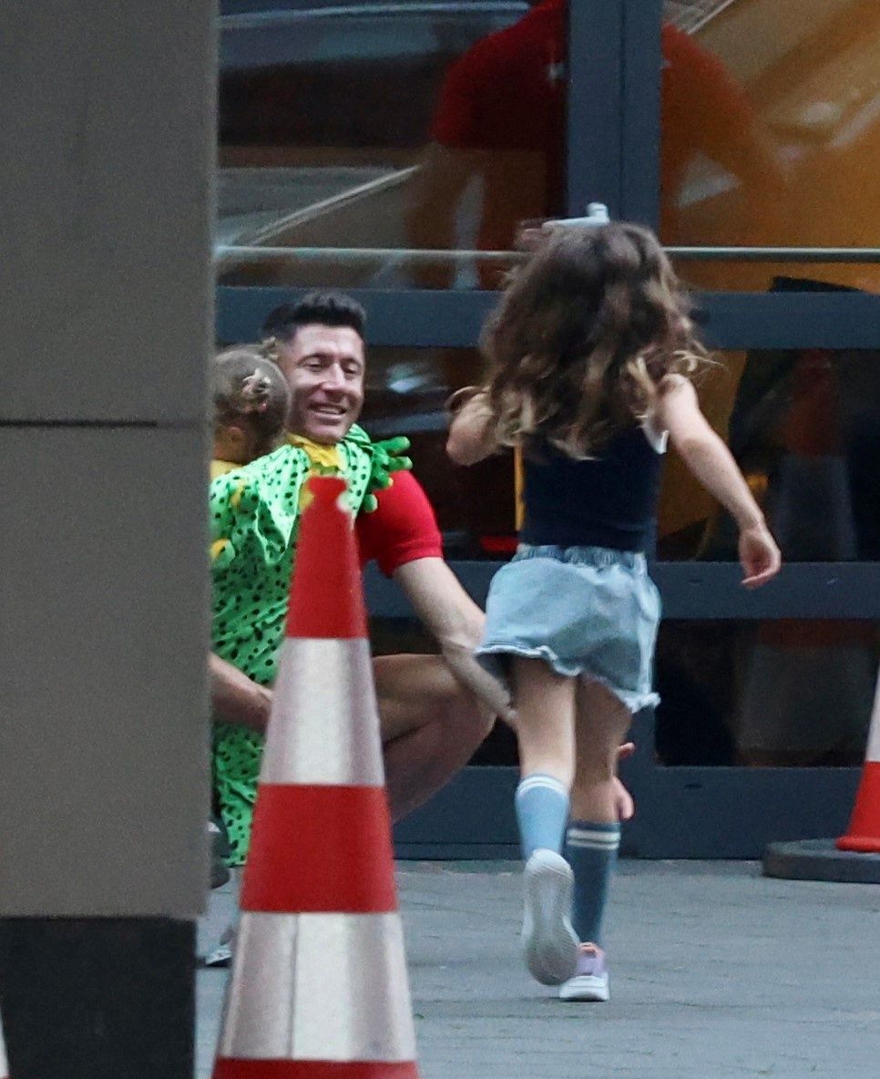 Robert Lewandowski z córkami na zgrupowaniu. Rozczulające sceny 