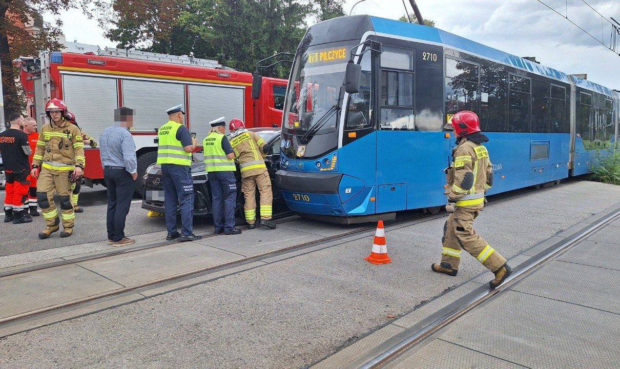 Wypadek tramwaju i osobówki