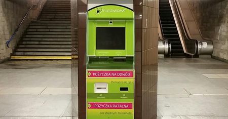 Gotówkomaty zniknęły z Metra. Ich operator nadal nie wie dlaczego