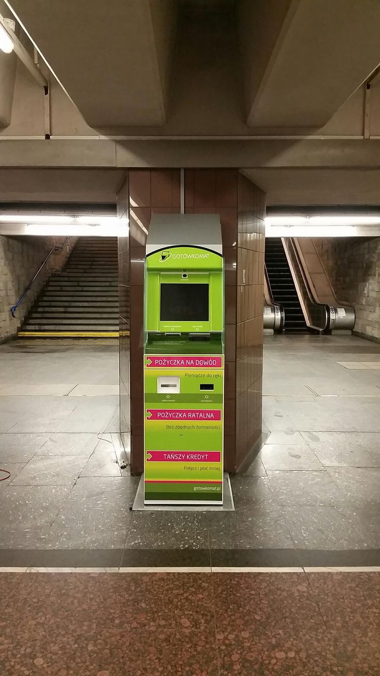 Gotówkomaty zniknęły z Metra. Ich operator nadal nie wie dlaczego