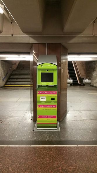 Gotówkomaty zniknęły z Metra. Ich operator nadal nie wie dlaczego