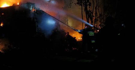 Pożar drewnianego domu na ul. Jagiellońskiej w Kraśniku. W budynek uderzył piorun (zdjęcia, wideo)