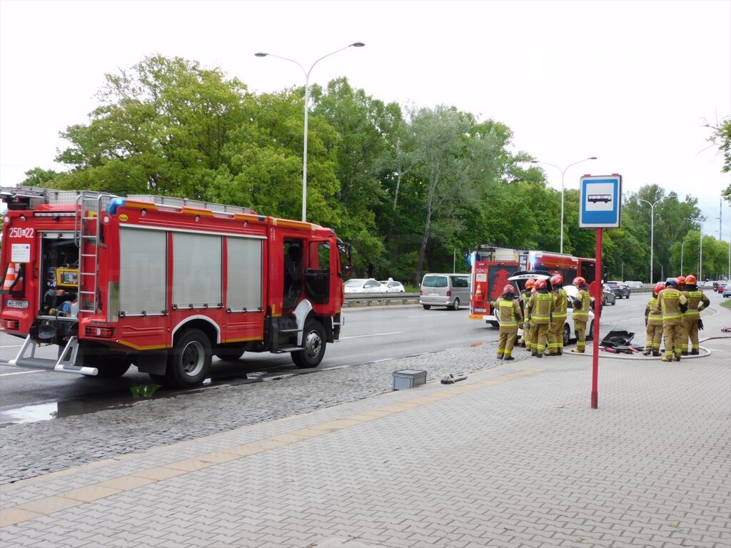 Fot. Miejski Reporter. Samozapłon baterii trakcyjnej w aucie hybrydowym