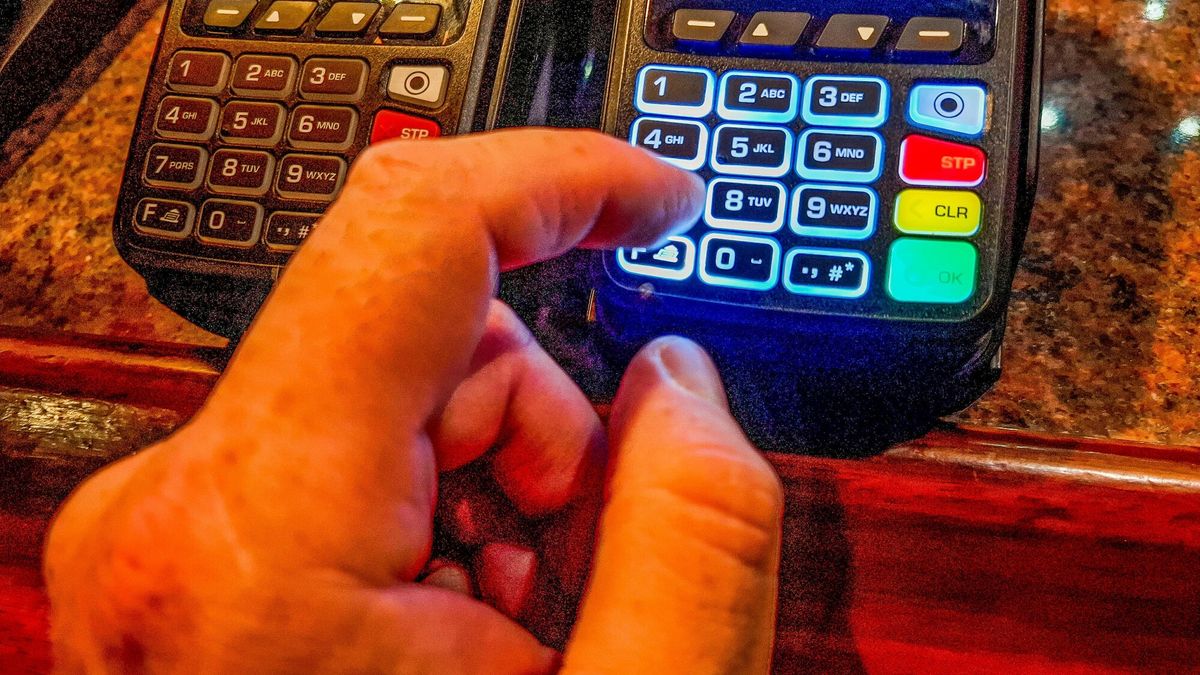 Reporter archiwum 2025 08
12.08.2025 Lodz. Bezgotowkowa platnosc przy kasie. Fot. Piotr Kamionka/REPORTER
Piotr Kamionka/REPORTER