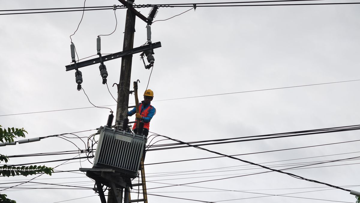A worker is repairing electricity in Mamuju Regency, West Sulawesi, on Saturday, January 16, 2021. The power outage was caused by the shock of an earthquake measuring 6.2 Magnitude on Friday, January 15, 2021 in the morning. (Photo by Faldi  Muhammad/NurPhoto via Getty Images)