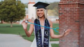 Jest córką gwiazdy polskiego sportu. Skończyła trudne studia