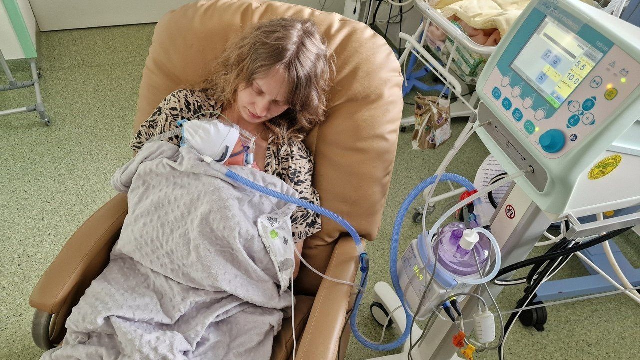 Kangurowanie to szereg korzyści dla dziecka i rodziców.