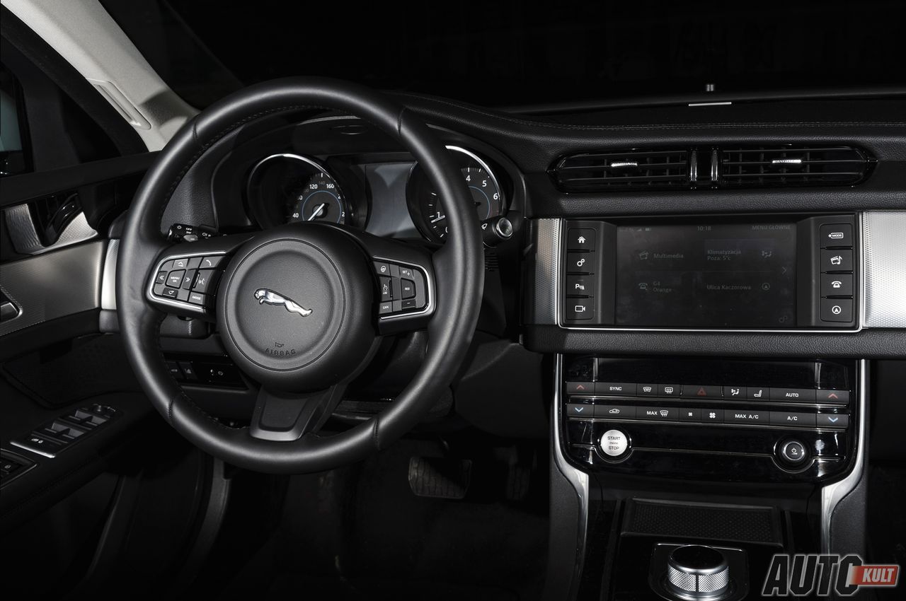 Deska rozdzielcza nowego Jaguara XF i pod spodem - dla porównania - mniejszego XE.