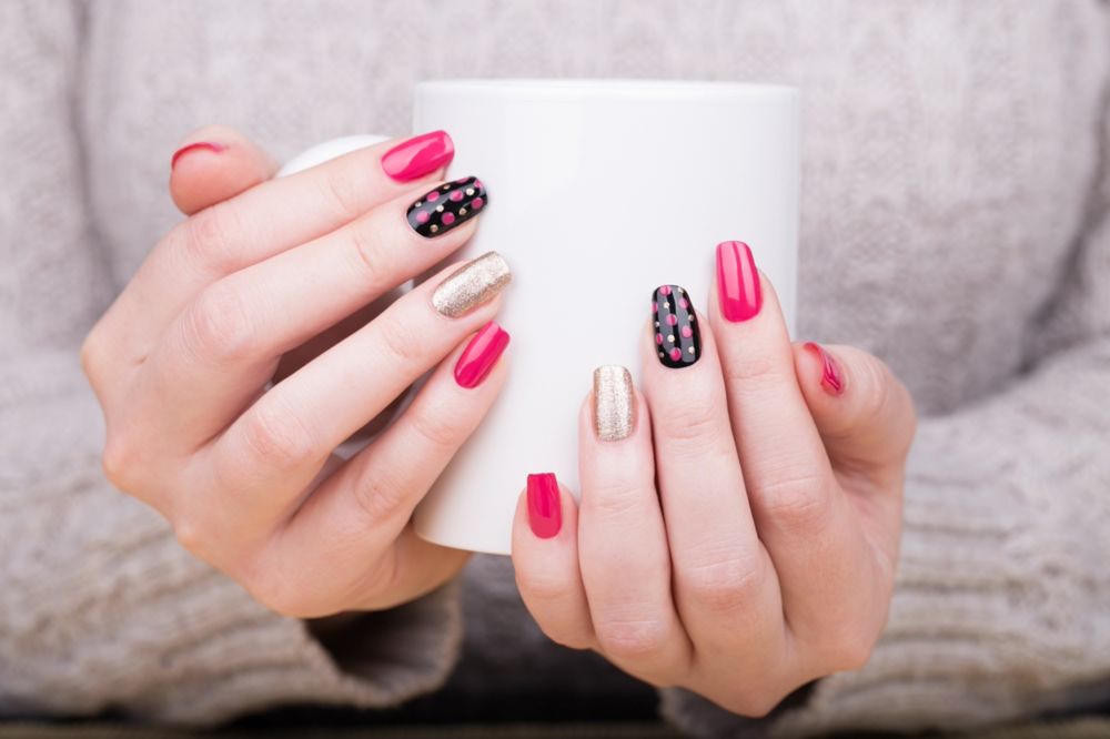 Paznokcie tytanowe - jak zrobić manicure tytanowy w domu?