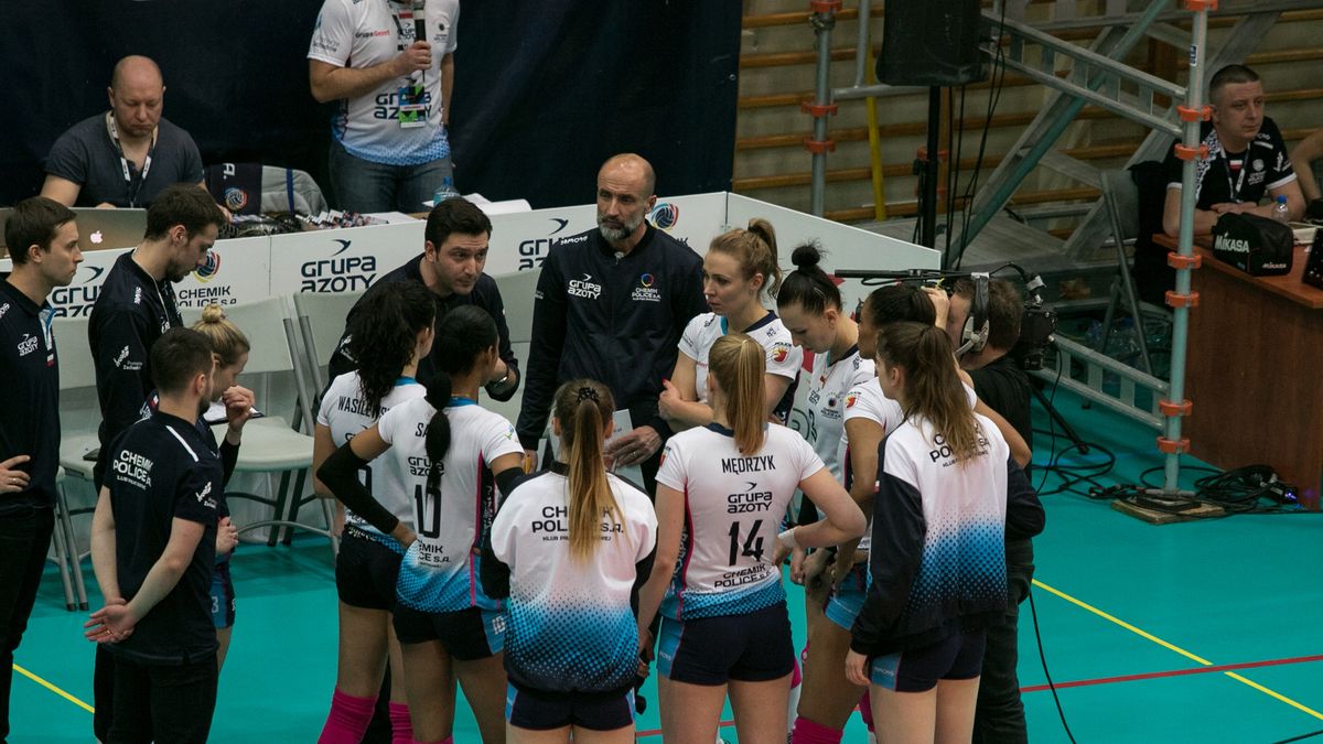 WP SportoweFakty / Kacper Kolenda / Na zdjęciu: siatkarki Chemika Police z trenerem