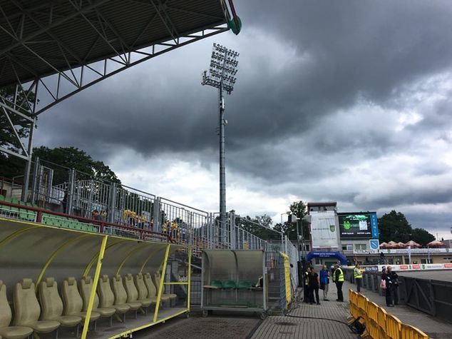 Pierwsi lublinianie na trybunach, tymczasem nad stadionem z jednej strony są ciemne chmury, a z drugiej przejaśnienia (fot. Marcin Karwot)