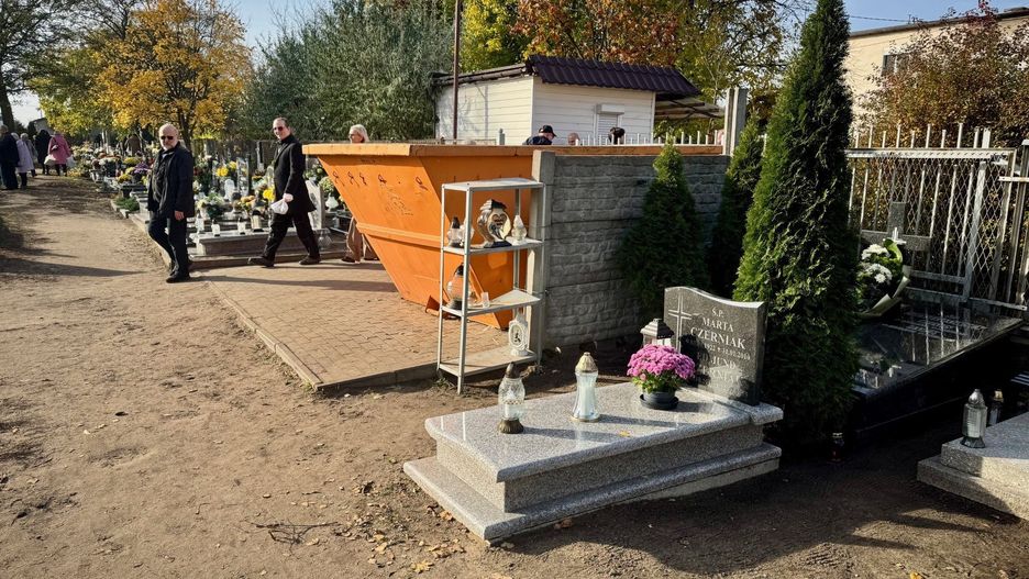1 listopada. Jedno z wejść na cmentarz katolicki Parafii Świętej Trójcy w Bydgoszczy